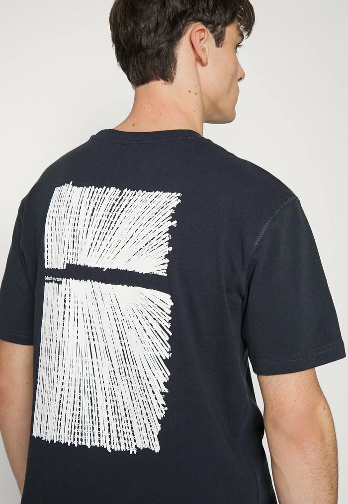 Bon marché 😍 Only & Sons ONSOSRIS LIFE REDACT TEE - T-shirt Imprimé - Dark Navy ⭐ 4 Bon marché 😍 Only & Sons ONSOSRIS LIFE REDACT TEE - T-shirt Imprimé - Dark Navy ⭐ – Image 4