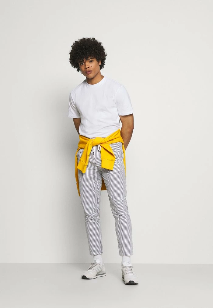 Tout neuf 🤩 Only & Sons ONSLEO LIFE CROP SEERSUCKER - Pantalon Classique - Dark Navy 🎉 2 Tout neuf 🤩 Only & Sons ONSLEO LIFE CROP SEERSUCKER - Pantalon Classique - Dark Navy 🎉 – Image 2