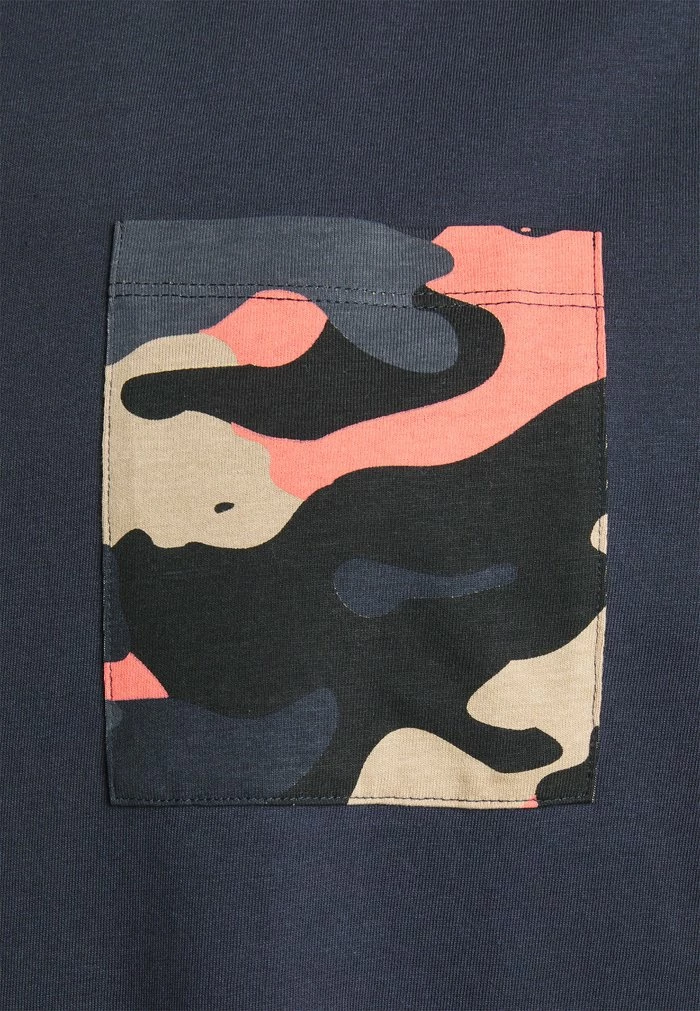 Grosses soldes ✨ Only & Sons ONSTYLER LONGY POCKET TEE - T-shirt Imprimé - Dark Navy 🔔 3 Grosses soldes ✨ Only & Sons ONSTYLER LONGY POCKET TEE - T-shirt Imprimé - Dark Navy 🔔 – Image 3