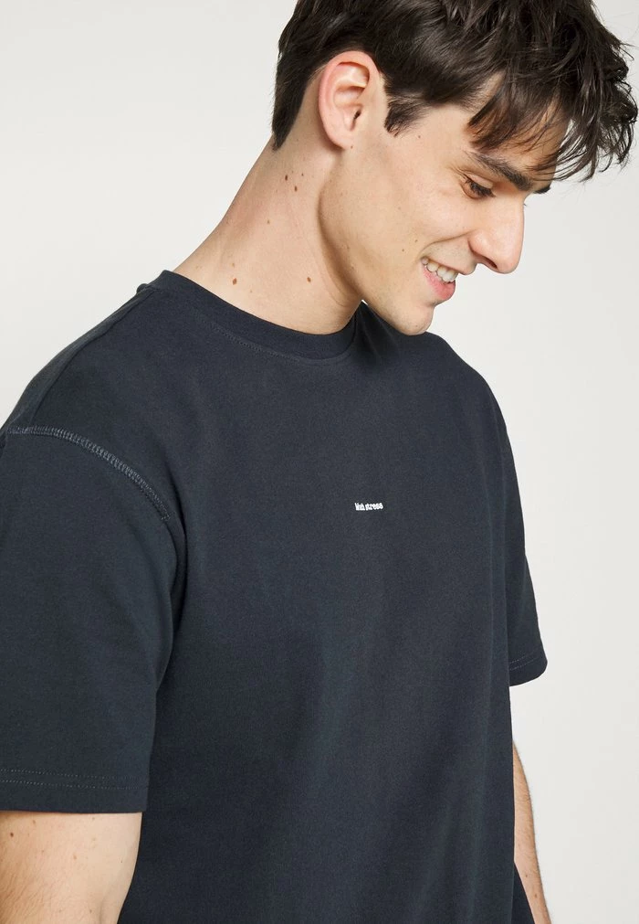 Bon marché 😍 Only & Sons ONSOSRIS LIFE REDACT TEE - T-shirt Imprimé - Dark Navy ⭐ 5 Bon marché 😍 Only & Sons ONSOSRIS LIFE REDACT TEE - T-shirt Imprimé - Dark Navy ⭐ – Image 5